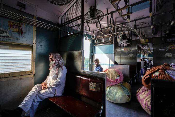 ट्रेन के कोच में फैली इस गंदगी को कई घंटों तक साफ नहीं किया जाता है, यात्री भी इसे नजरअंदाज कर देते हैं.