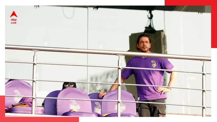Shah Rukh Khan wins internet with his gesture during KKR vs LSG IPL 2024 match at Eden Gardens Shah Rukh Khan: নিজেই কুড়োচ্ছেন মাটিতে পড়া KKR-র পতাকা, নেটিজেনদের মন জিতলেন নম্র শাহরুখ খান