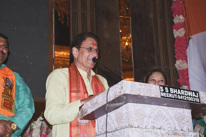 आता लोकसभा निवडणुकीसाठी (Lok Sabha 2024) भाजपने (BJP) अरुण गोविल यांना उतरवलं आहे. नितेश तिवारी (Nitesh Tiwari) यांच्या आगामी 'रामायण' चित्रपटात अरुण गोविल राजा दशरथच्या भूमिकेत दिसणार आहेत.