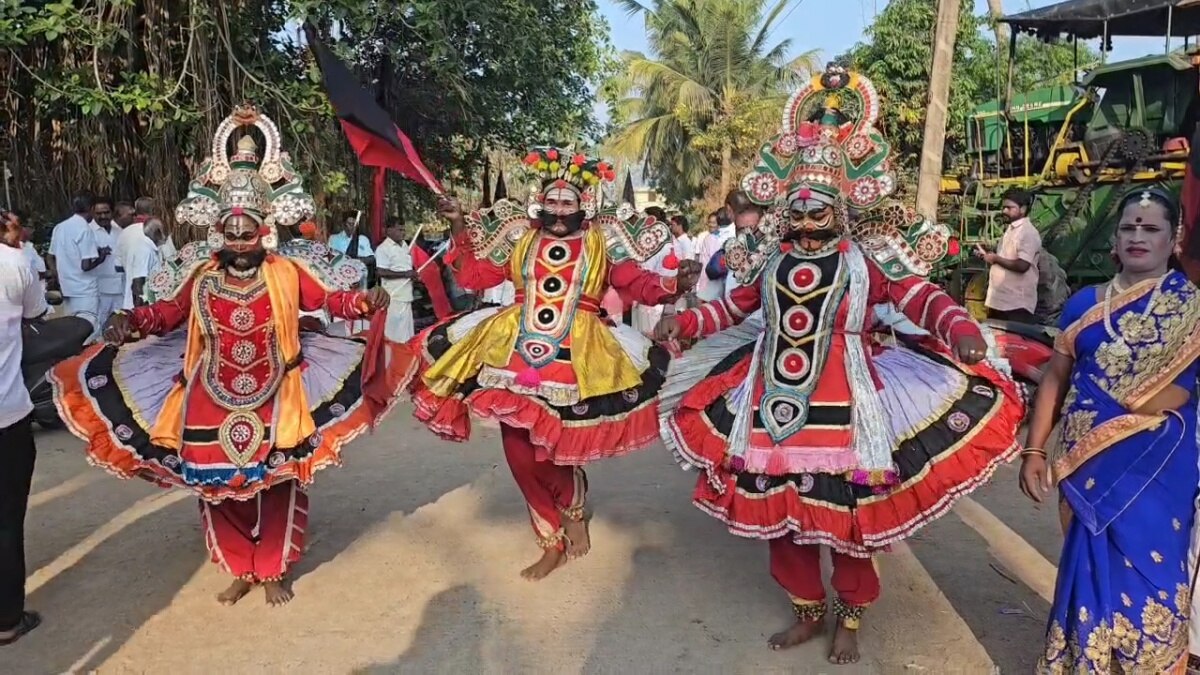 தெருக்கூத்து கலைஞர்கள், 30 அடி உயர மாலை,150 கிலோ எடையுள்ள ரோஜா பூ..! அசத்தும் திமுக..!