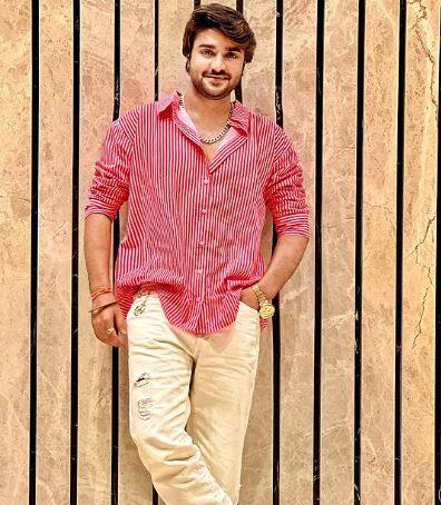 भोजपुरी सिनेमा के जाने-माने एक्टर प्रदीप पांडे का निकनेम चिंटू है. लेकिन वो हमेशा अपने नाम के आगे चिंटू लिखते हैं और फैंस भी उन्हें इसी नाम से जानते हैं. दरअसल, प्रदीप पांडे ने अपनी एक फिल्म में अपना निकनेम रख लिया और वो हिट हुई उसके बाद से उनका ऑनस्क्रीन नाम चिंटू ही रह गया.