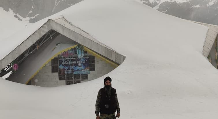 Chamoli News Hemkund Sahib way cover ice 15 feet Road restoration will start from 20 April ann Hemkund Sahib Yatra: हेमकुंड साहिब मार्ग पर जमी 12 से 15 फीट बर्फ, 20 अप्रैल से शुरू होगा रास्ता खोलने का काम