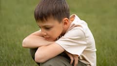 दूर होने का डर भी बढ़ा सकता है बच्चों में सेपरेशन एंग्जाइटी डिसऑर्डर, जानें इसे कैसे हैंडल करें