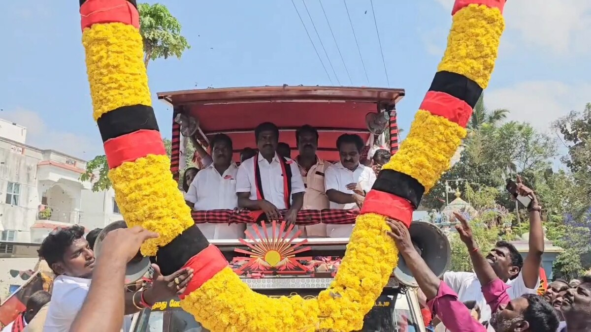 தெருக்கூத்து கலைஞர்கள், 30 அடி உயர மாலை,150 கிலோ எடையுள்ள ரோஜா பூ..! அசத்தும் திமுக..!