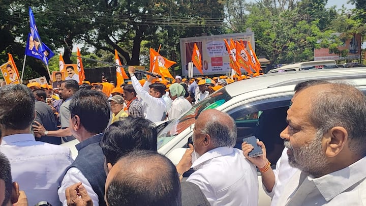 कोल्हापुरात महायुतीच्या दोन्ही उमेदवारांचा उमेदवारी अर्ज दाखल करण्यात आला.