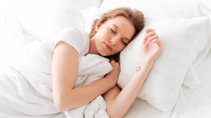 विटामिन डी की कमी होने पर थकान, कमजोरी, ज्यादा नींद की शिकायत हो सकती है. विटामिन डी हमारे शरीर में कैल्शियम और फास्फोरस को अवशोषित करता है.