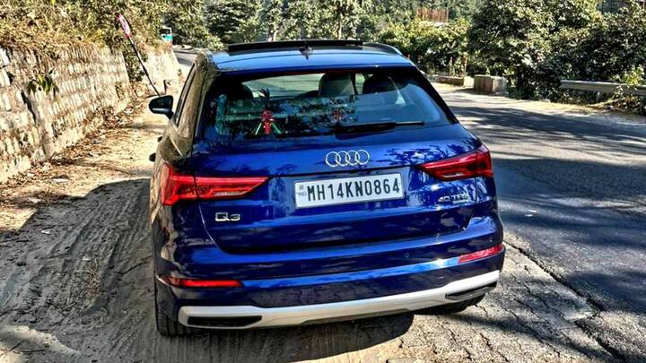 कार के फंक्शन को सरल बनाने के लिए कई डिजिकल बटन दिए गए हैं. इसके डैशबोर्ड का एंगल ड्राइवर की तरफ है. साथ ही इसमें क्लाइमेट कंट्रोल के लिए प्रॉपर नॉब्स (knobs) भी दिए गए हैं.