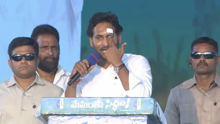 CM Jagan participates in public meeting in Gudivada responds over stone attack CM Jagan: దేవుడు నా స్క్రిప్ట్ మరింత పెద్దగా రాశాడు, మీ బిడ్డ అదరడు బెదరడు - జగన్