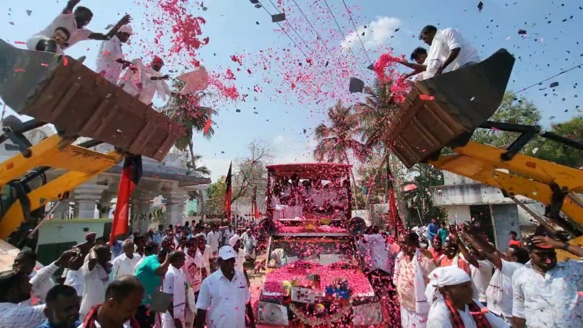 தெருக்கூத்து கலைஞர்கள், 30 அடி உயர மாலை,150 கிலோ எடையுள்ள ரோஜா பூ..! அசத்தும் திமுக..!