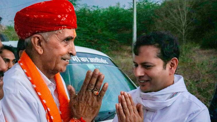 Rajasthan Lok Sabha Election 2024 Congress Candidate Vaibhav Gehlot BJP Lumbaram met each other during campaigning in Jalore Seat ANN Rajasthan Lok Sabha Election: जब आमने-सामने हुए कांग्रेस प्रत्याशी वैभव गहलोत और BJP के लुंबाराम चौधरी, फिर क्या हुआ?