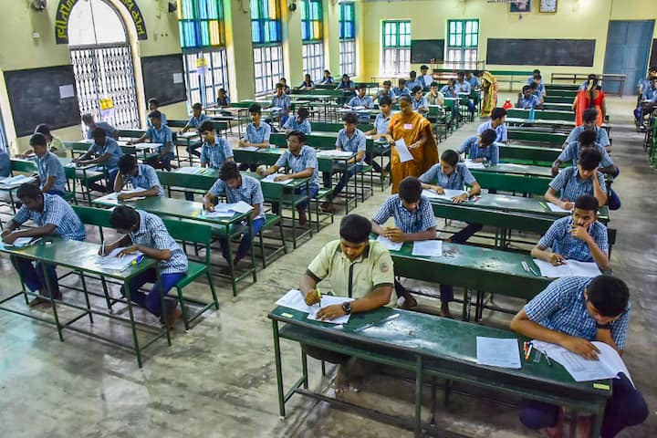 हालांकि रिपोर्ट्स बताती हैं कि वर्ष में दो बार परीक्षा के आयोजन को लेकर सीबीएसई मन बना रहा है. लेकिन इसमें समय का बहुत बड़ा महत्व रहेगा. जब तक प्रथम बोर्ड परीक्षा के नतीजे नहीं आ जाएंगे तब तक दूसरी बोर्ड परीक्षा आयोजित नहीं हो सकेगी.