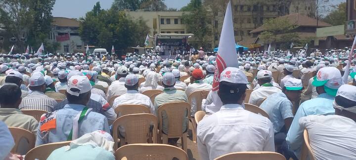 खोक्याचा बाजार करणारी झुंड एका बाजूला माझ्या विरोधात उभी आहे, तर दुसरीकडे सर्वसामान्य माणसे , विचारवंत माझ्यासोबत असल्याचे ते म्हणाले.