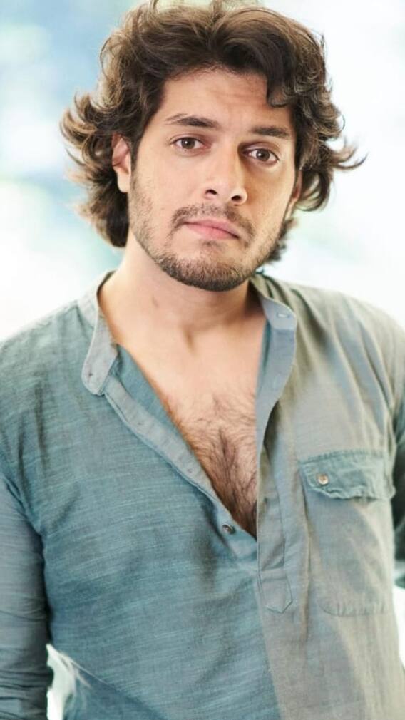 प्राइवेट बस में धक्के खाता है इस अरबपति सुपरस्टार स्टार का बेटा