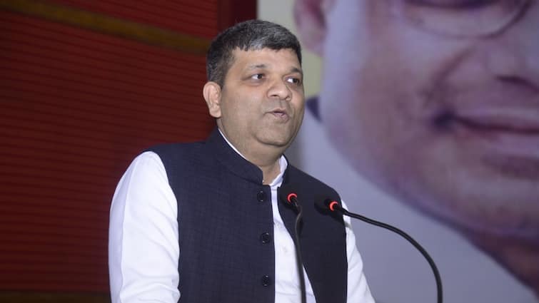 Ashish Patel  met 69,000 recruitment candidates increased the difficulties of Yogi government 69,000 भर्ती अभ्यर्थियों से मिले आशीष पटेल ने बढ़ाई योगी सरकार की मुश्किल, कर दी बड़ी मांग