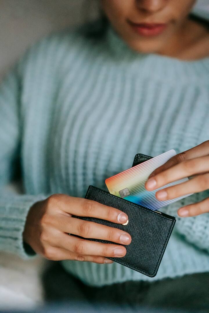 कोणत्याही सहलीसाठी जास्त वस्तू घेऊन जाऊ नयेत हे लक्षात ठेवा, जितके सामान कमी तितके प्रवास अधिक आरामदायी होत असतो. [Photo Credit:Pexel.com]