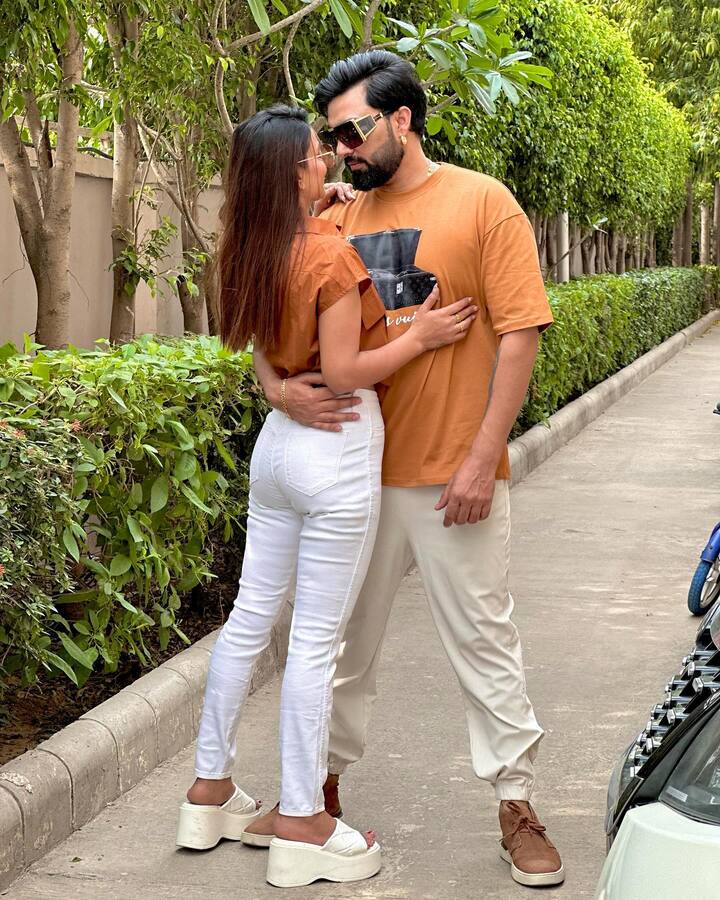 सोशल मीडियावर अरमान मलिकचा दबदबा कायम आहे. व्लॉगर आणि गायक असण्यासोबतच तो फिटनेसच्या टिप्सही देतो.