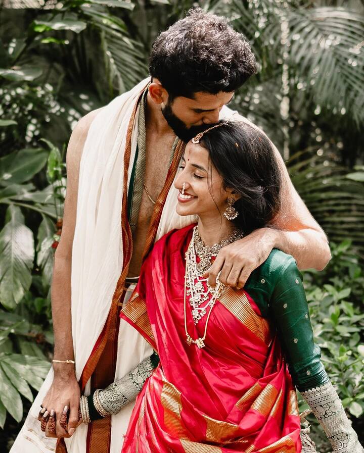 శ్రేయాస్ శివ కుమార్ తో అపూర్వ శ్రీనివాసన్ ఏడు అడుగులు వేశారు. కుటుంబ సభ్యులు, అతికొద్ది మంది సన్నిహితుల సమక్షంలో పెళ్లి జరిగినట్టు తెలిసింది. ఇండస్ట్రీ నుంచి ఎక్కువ మంది హాజరు కాలేదు. (Image Courtesy: apoorva_srinivasan / Instagram)