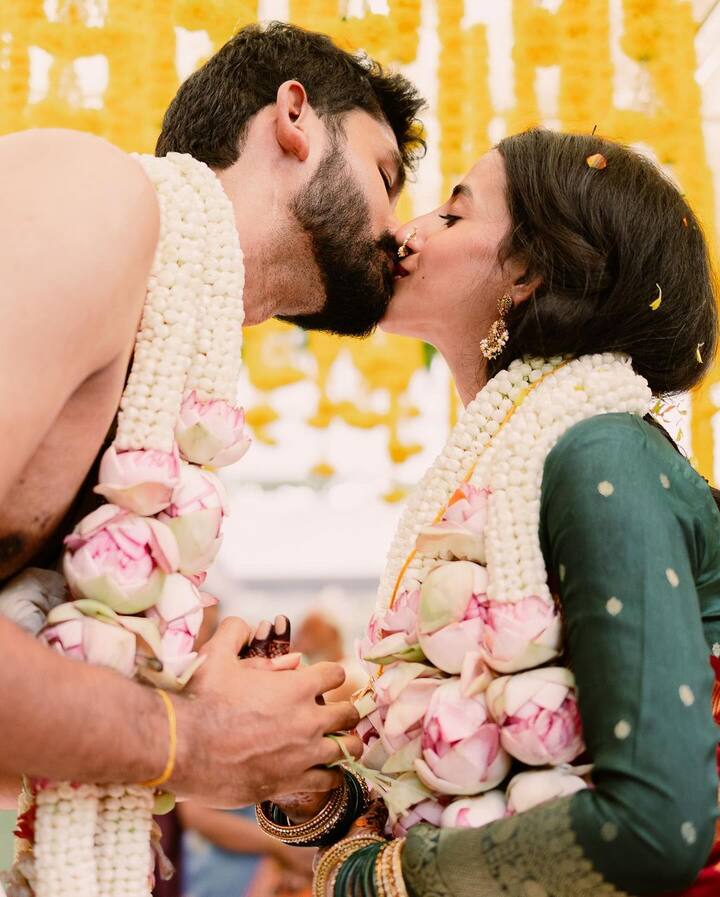 అపూర్వ శ్రీనివాసన్ మెడలో మూడు ముడులు వేసిన తర్వాత భార్యను ఆప్యాయంగా, అపురూరంగా ముద్దు పెట్టుకున్నారు శ్రేయాస్ శివ కుమార్. ఆ ఫోటో ఇప్పుడు నెట్టింట వైరల్ అవుతోంది. (Image Courtesy: apoorva_srinivasan / Instagram)