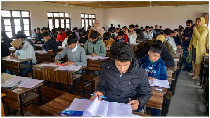 CBSE Board Exam: आने वाले समय में सीबीएसई की तरफ से साल में दो बार बोर्ड एग्जाम आयोजित किए जा सकते हैं. जिन्हें लेकर तमाम तरह की चर्चाएं चल रही हैं.