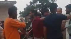 WATCH: हरिद्वार का दक्षिण काली मंदिर बना अखाड़ा, श्रद्धालुओं को दौड़ा-दौड़ा कर पीटा, वीडियो वायरल