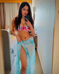 Malavika Mohanan Bikini Photos : మాళవిక మోహనన్ బికినీ ఫోటోలు.. మిర్రర్ సెల్ఫీలు షేర్ చేసిన హీరోయిన్
