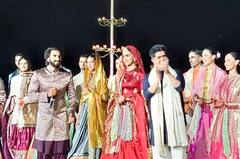 बनारस के घाट पर रणवीर सिंह-कृति सेनन ने किया रैंप वॉक, ट्रेडिशनल आउटफिट में बिखेरा जलवा