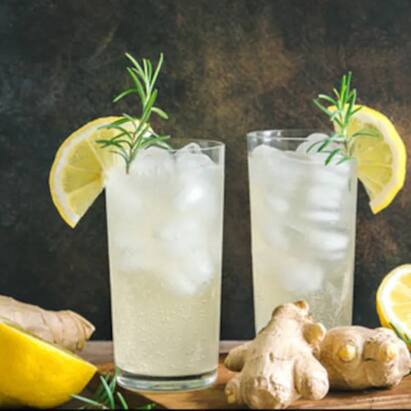 Ginger & Lemon : ਗਰਮੀਆਂ ਵਿੱਚ ਸਾਡੇ ਸਰੀਰ ਨੂੰ ਹਾਈਡ੍ਰੇਸ਼ਨ ਦੀ ਜ਼ਿਆਦਾ ਲੋੜ ਹੁੰਦੀ ਹੈ। ਕੁਝ ਲੋਕ ਬੌਡੀਟੌਕਸ ਡਰਿੰਕ ਪੀਂਦੇ ਹਨ। ਜਿਸ ਚ ਉਨ੍ਹਾਂ ਨੇ ਨਿੰਬੂ, ਅਦਰਕ, ਕਈ ਤਰ੍ਹਾਂ ਦੇ ਫਲ ਅਤੇ ਸਬਜ਼ੀਆਂ ਨੂੰ ਕੱਟ ਕੇ ਪਾਣੀ ਚ ਪਾ ਦਿੱਤਾ।