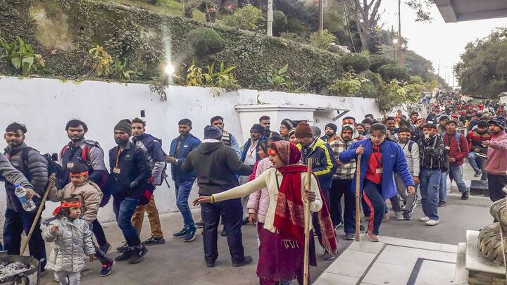 यह एक ट्रेन टूर पैकेज है, जिसका नाम माता वैष्णो देवी एक्स वाराणसी टूर है. इस टूर का लाभ आप हर गुरुवार को उठा सकते हैं. इसमें आपको ट्रेन ने वाराणसी से कटरा जाने का मौका मिल रहा है.