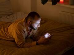 મોડી રાત સુધી ફોનનો ઉપયોગ કરો છો તો સાવધાન, માનસિક બીમારી સહિત સ્વાસ્થ્ય પર થાય છે આ અસર