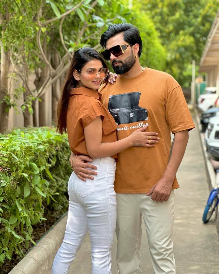 त्याच्यासोबत रोज कुठलीतरी नवीन मुलगी दिसते.