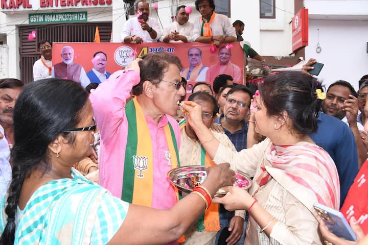 याशिवाय अभिनेता यश हा रावणाच्या भूमिकेत दिसणार आहे. रकुल प्रीत सिंह शूपर्णखा आणि विजय सेतुपती हा विभीषणाच्या भूमिकेत दिसणार आहे. (photo:siyaramkijai/ig)