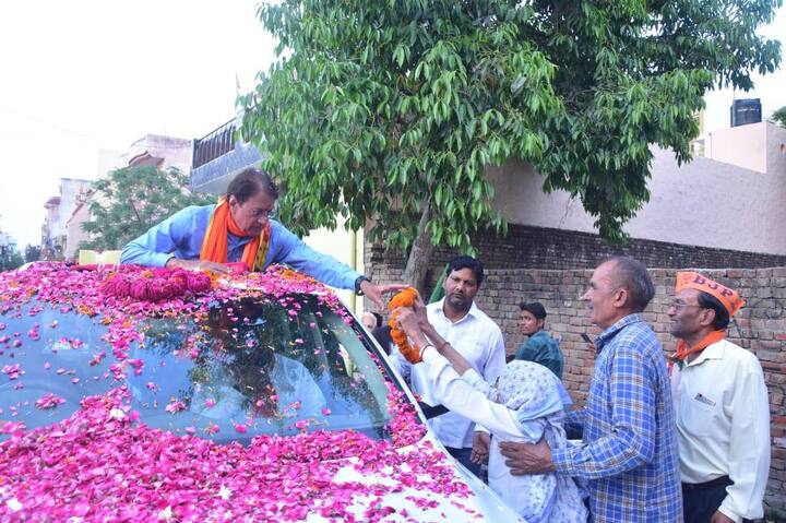 'रामायण' चित्रपटाच्या सेटवरील अरुण गोविल यांचे फोटो सोशल मीडियावर व्हायरल झाले होते. मात्र व्यस्त वेळापत्रकामुळे त्यांना हे फोटो पाहता आले नव्हते. अरुण गोविल सध्या त्यांच्या 'रामायण' चित्रपटांचं शूटिंग करत आहेत.