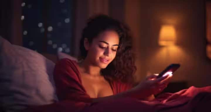 Cell Aspect Results: अगर आप भी देर रात तक करते हैं फोन का इस्तेमाल तो हो जाएं सावधान, वरना पड़ जाएंगे लेने के देने! देर रात फोन इस्तेमाल करने का दूसरा सबसे खतरनाक दुष्प्रभाव नींद में खलल है। इससे नींद अधूरी रह जाती है और शरीर में मेलाटोनिन हार्मोन की कमी हो जाती है, जिससे अनिद्रा की समस्या हो जाती है। एक समय ऐसा भी आता है जब व्यक्ति को चाहकर भी नींद नहीं आती और उसे रात भर जागना पड़ता है।