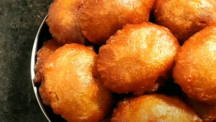 கோதுமை அப்பம் செய்வதற்கு ஒரு கப் கோதுமை மாவுடன், கால் கப் அளவிற்கு அரிசி மாவு சேர்க்க வேண்டும். இதனுடன் சிறிது ஏலக்காய் தூள், ஒரு சிட்டிகை அளவிற்கு சமையல் சோடா, ஒரு சிட்டிகை உப்பு சேர்க்கவும்.