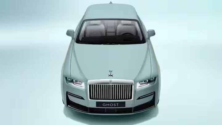 Rolls-Royce New Ghost આ મહિનાની છેલ્લી તારીખ 30મી એપ્રિલે લોન્ચ થઈ શકે છે. આ કારની ડિઝાઇન ખૂબ જ અદભૂત છે. આ રોલ્સ રોયસ કારની કિંમત 6.95 કરોડથી 7.95 કરોડ રૂપિયાની વચ્ચે હોઈ શકે છે.