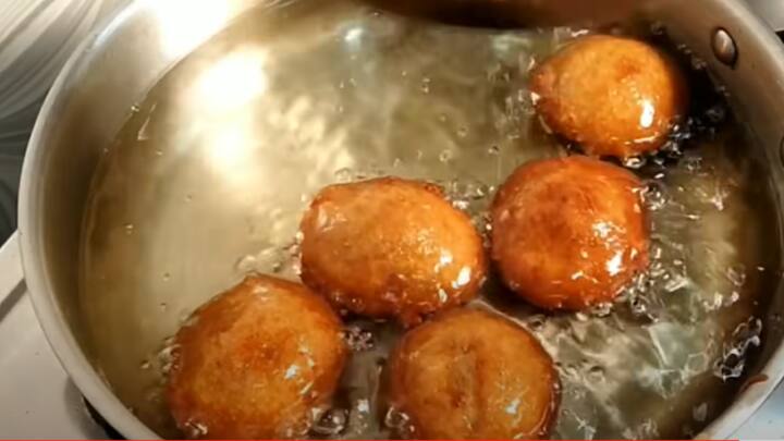 எண்ணெய் காய்ந்ததும் அடுப்பை மிதமான தீயில் வைத்து, ஒவ்வொரு குழி கரண்டி மாவை எடுத்து எண்ணெயில் ஊற்றவும். ஒருபுறம் லேசாக வெந்து மேலே எழும்பும்போது திருப்பி விட்டு வேக வைக்க வேண்டும்.