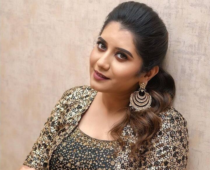 விஜய் டிவியின் பிரபலமான ஆங்கர் பிரியங்கா தேஷ்பாண்டே பிக் பாஸ் நிகழ்ச்சியை தொடர்ந்து குக் வித் கோமாளி சீசன் 5 நிகழ்ச்சியில் போட்டியாளராக கலந்து கொள்கிறார்.