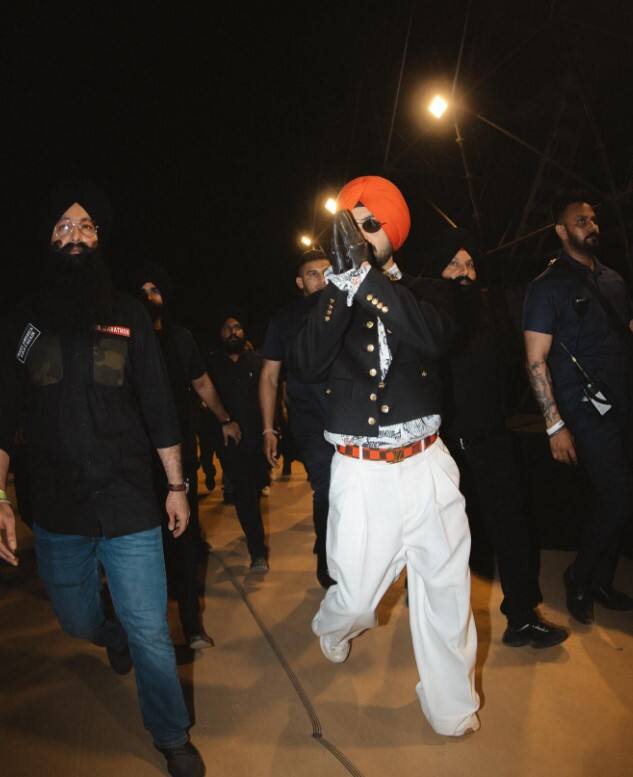 ਦੱਸ ਦੇਈਏ ਕਿ ਗਾਇਕੀ ਤੋਂ ਆਪਣੇ ਕਰੀਅਰ ਦੀ ਸ਼ੁਰੂਆਤ ਕਰਨ ਵਾਲੇ ਦਿਲਜੀਤ ਅਦਾਕਾਰੀ ਅਤੇ ਫੈਸ਼ਨ ਵਿੱਚ ਵੀ ਆਪਣੇ ਨਾਂਅ ਦੇ ਝੰਡੇ ਗੱਢ ਚੁੱਕੇ ਹਨ।