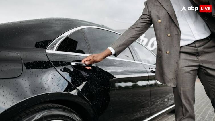 Central locking system of cars disable in case of accident then these things should be done Car Central Locking System: हादसे के बाद बेकार हो जाए सेंट्रल लॉकिंग सिस्टम तो क्या करें, कैसे निकल सकते हैं कार से बाहर?