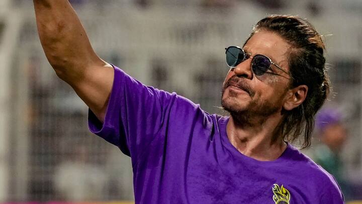 আর সেই ম্যাচ দেখতে হাজির হয়ে গেলেন শাহরুখ খান। যাঁকে বলা হয় কেকেআরের সেরা চিয়ারলিডার।