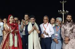 बनारस के घाट पर रणवीर सिंह-कृति सेनन ने किया रैंप वॉक, ट्रेडिशनल आउटफिट में बिखेरा जलवा