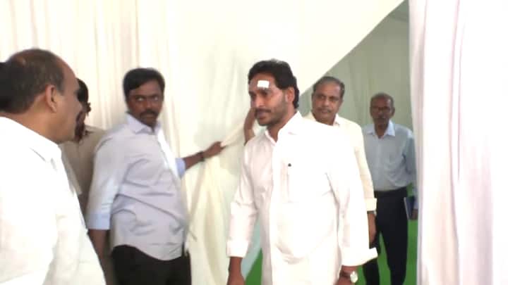 రాయిదాడి తర్వాత తొలిసారి బయటకు సీఎం జగన్