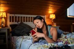 મોડી રાત સુધી ફોનનો ઉપયોગ કરો છો તો સાવધાન, માનસિક બીમારી સહિત સ્વાસ્થ્ય પર થાય છે આ અસર