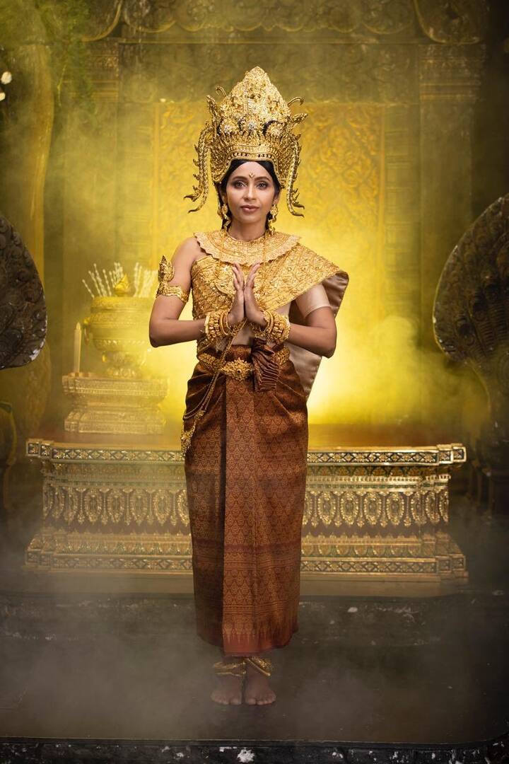 కంబోడియన్ సంప్రదాయ దుస్తుల్లో భారత రాయబారి