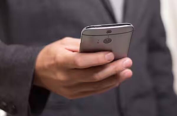 ગૂગલનું કહેવું છે કે યુઝર્સે એક જ પાસવર્ડનો વારંવાર ઉપયોગ કરવાનું બંધ કરવું પડશે. જો તમે આ કામ કરી રહ્યા છો તો તમારે તાત્કાલિક તમારો પાસવર્ડ બદલી નાખવો જોઈએ કારણ કે હેકર્સ આ રીતે તમારું એકાઉન્ટ સરળતાથી હેક કરી શકશે.