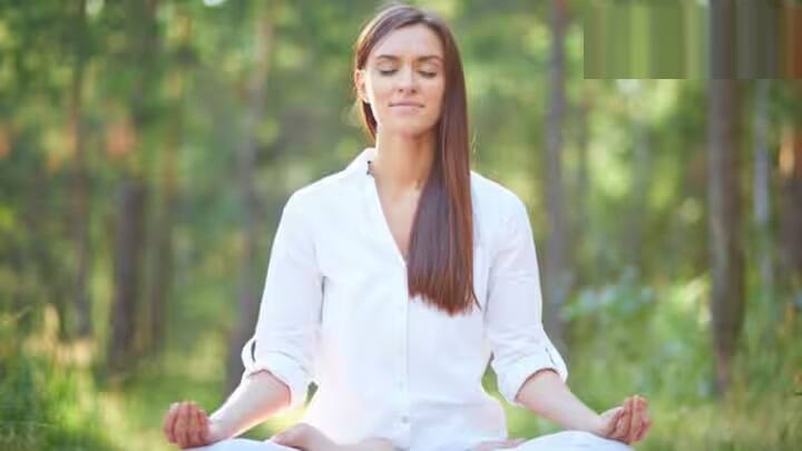 રોગોથી મુક્તિ મેળવવા માટે રામનવમીની સાંજે કોઈપણ હનુમાનજી મંદિરમાં જઈને હનુમાન ચાલીસાનો પાઠ કરો અને 'ઓમ હનુમતે નમઃ' મંત્રનો 108 વાર જાપ કરો.