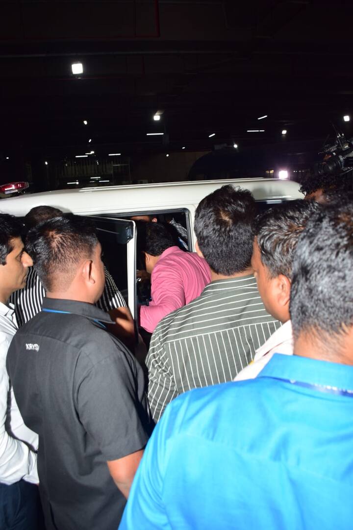 મુંબઈના જોઈન્ટ પોલીસ કમિશનર (ક્રાઈમ) લખ્મી ગૌતમે એક પ્રેસ કોન્ફરન્સમાં માહિતી આપી હતી કે બંને લોકોને મંગળવારે સવારે ફ્લાઈટમાં મુંબઈ લાવવામાં આવ્યા છે. તેમણે જણાવ્યું કે મેડિકલ તપાસ બાદ તેમને કોર્ટમાં રજૂ કરવામાં આવ્યા હતા. જે બાદ બંન્નેને 25 એપ્રિલ સુધી પોલીસ કસ્ટડીમાં મોકલી દેવામાં આવ્યા હતા.