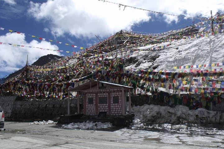 इस पैकेज का नाम है Magical Ladakh Tour Ex Bhopal. पैकेज की शुरुआत मध्य प्रदेश के शहर भोपाल से होगी. यह एक एयर पैकेज है, जिसमें आपको भोपाल से सीधे लेह जाने और आने के लिए फ्लाइट मिलेगी.