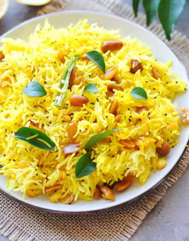 எலுமிச்சை கொண்டு செய்யப்படும் எலுமிச்சை சாதம்.