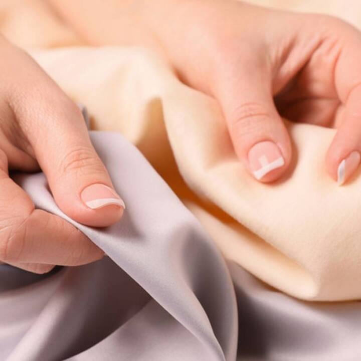 ਇਸ ਲਈ ਗਰਮੀਆਂ ਦੇ ਮੌਸਮ ਵਿੱਚ ਸਾਨੂੰ ਕੱਪੜਿਆਂ ਦੀ ਚੋਣ ਬਹੁਤ ਧਿਆਨ ਨਾਲ ਕਰਨੀ ਚਾਹੀਦੀ ਹੈ। ਜ਼ਿਆਦਾਤਰ ਲੋਕ ਹਲਕੇ ਅਤੇ ਪਤਲੇ ਫੈਬਰਿਕ ਦੇ ਕੱਪੜੇ ਪਹਿਨਣਾ ਪਸੰਦ ਕਰਦੇ ਹਨ। ਅਜਿਹੇ 'ਚ ਤੁਸੀਂ ਜਾਣਦੇ ਹੋ ਕਿ ਗਰਮੀਆਂ ਦੇ ਮੌਸਮ 'ਚ ਕਿਹੜੇ ਫੈਬਰਿਕ ਦੇ ਕੱਪੜੇ ਪਹਿਨਣੇ ਬਿਹਤਰ ਹੋਣਗੇ। ਤਾਂ ਜੋ ਤੁਹਾਨੂੰ ਧੁੱਪ ਅਤੇ ਪਸੀਨੇ ਕਾਰਨ ਕਿਸੇ ਤਰ੍ਹਾਂ ਦੀ ਪ੍ਰੇਸ਼ਾਨੀ ਦਾ ਸਾਹਮਣਾ ਨਾ ਕਰਨਾ ਪਵੇ।